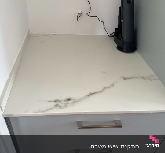 משטח שיש לבן עם עורקים כהים